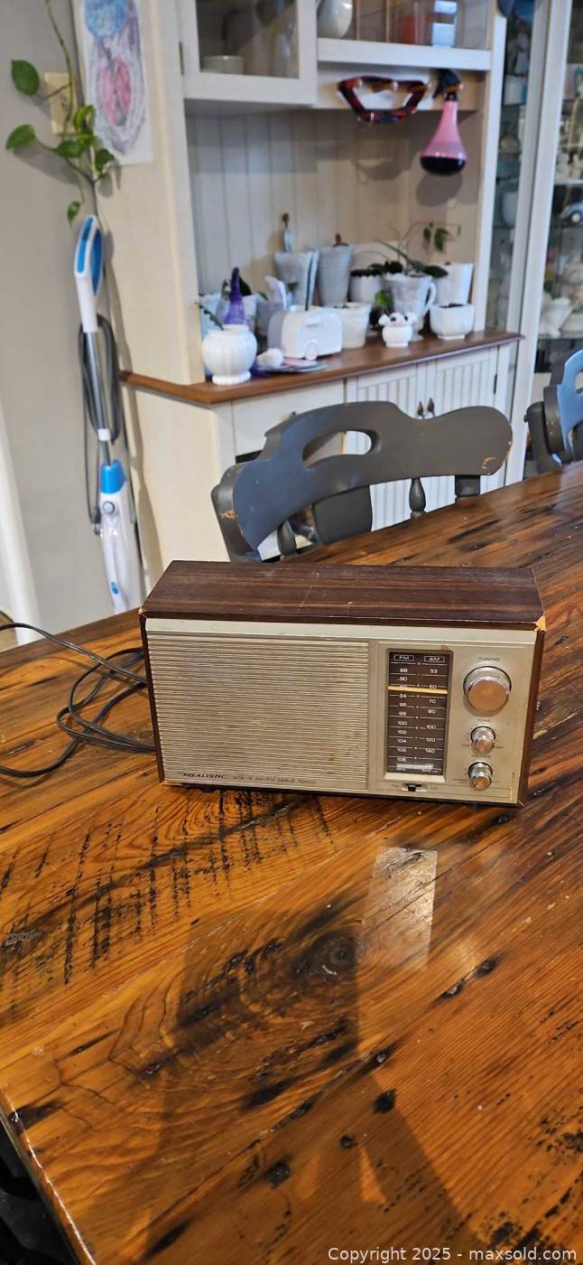 Realistic MTA-15 AM/FM Table Radio | Maxsold