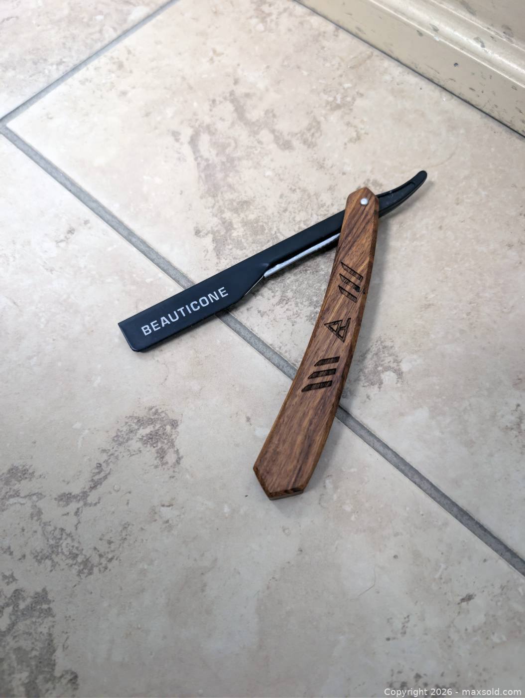Beauticone Folding Straight Razor | Maxsold