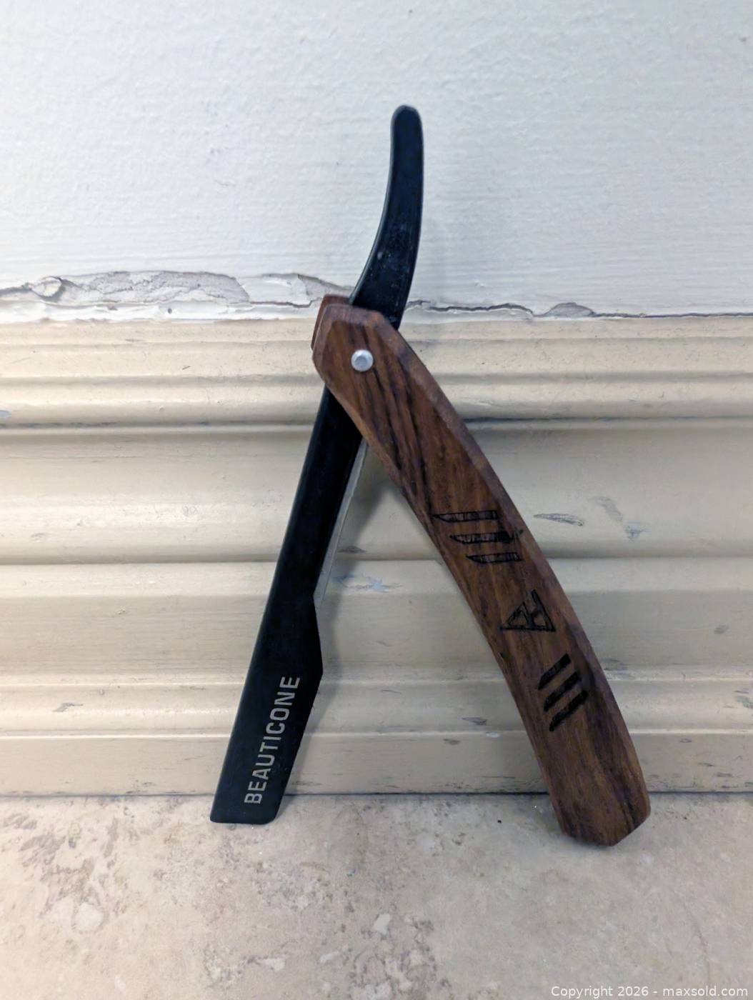 Beauticone Folding Straight Razor | Maxsold