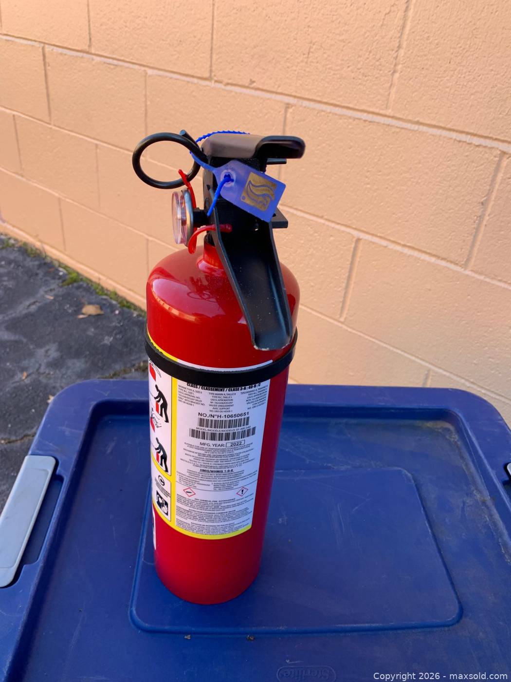 Small fire extinguisher | Maxsold
