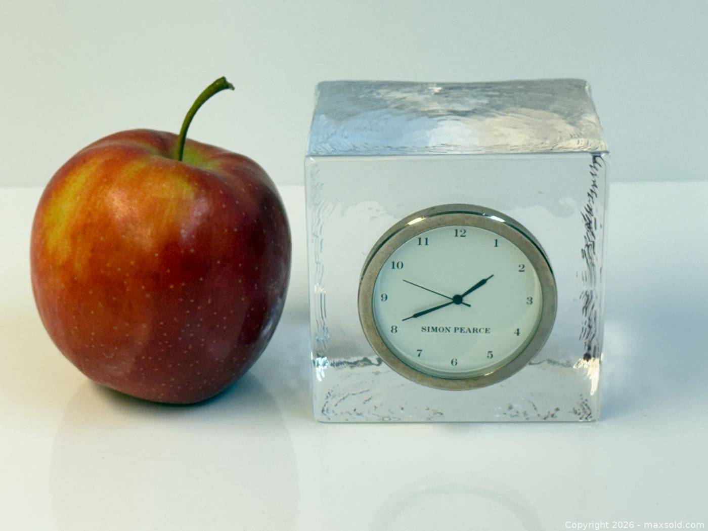 Simon Pearce glass block desk clock | Maxsold