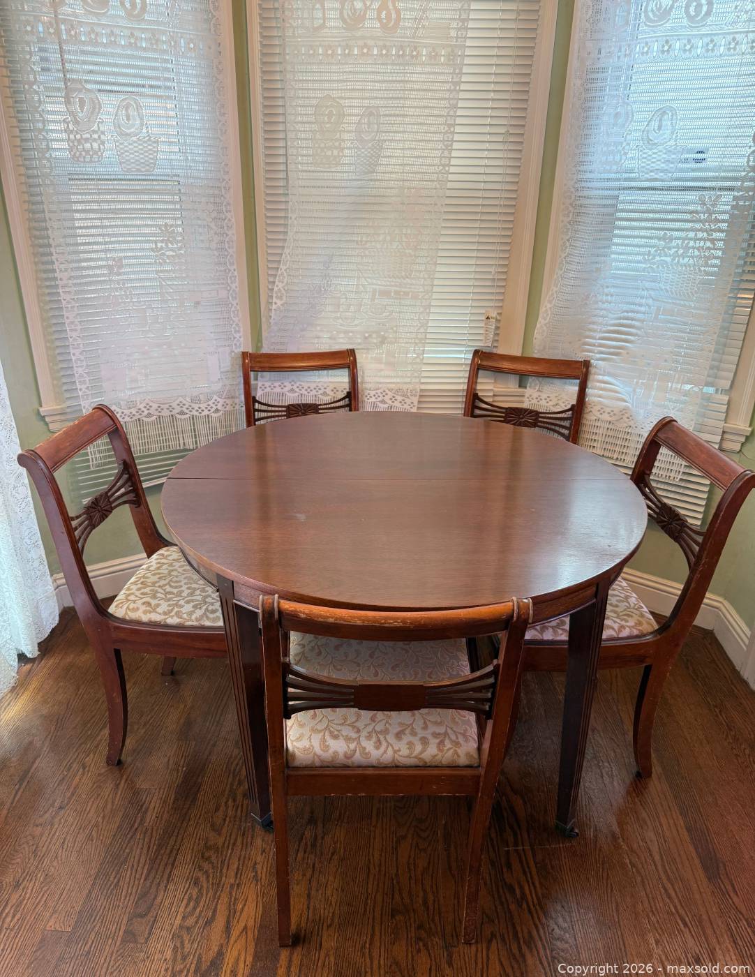 Vintage round wood dining table with 4 matching chairs | Maxsold