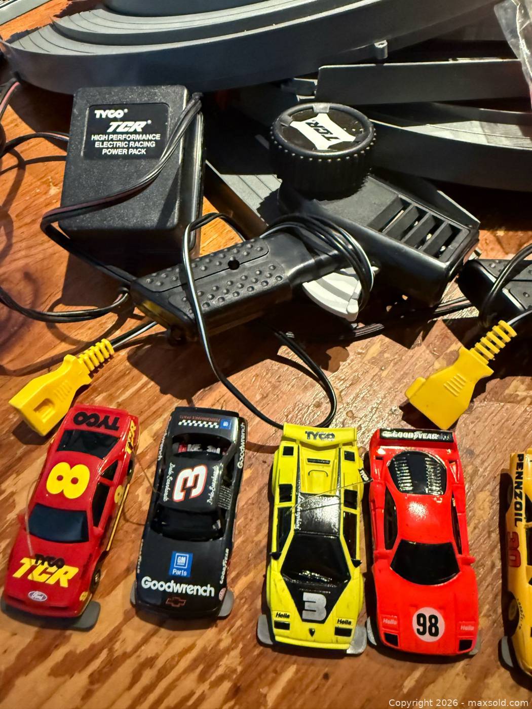 Tyco TCR High Banked Speedway slotless racing set | Maxsold