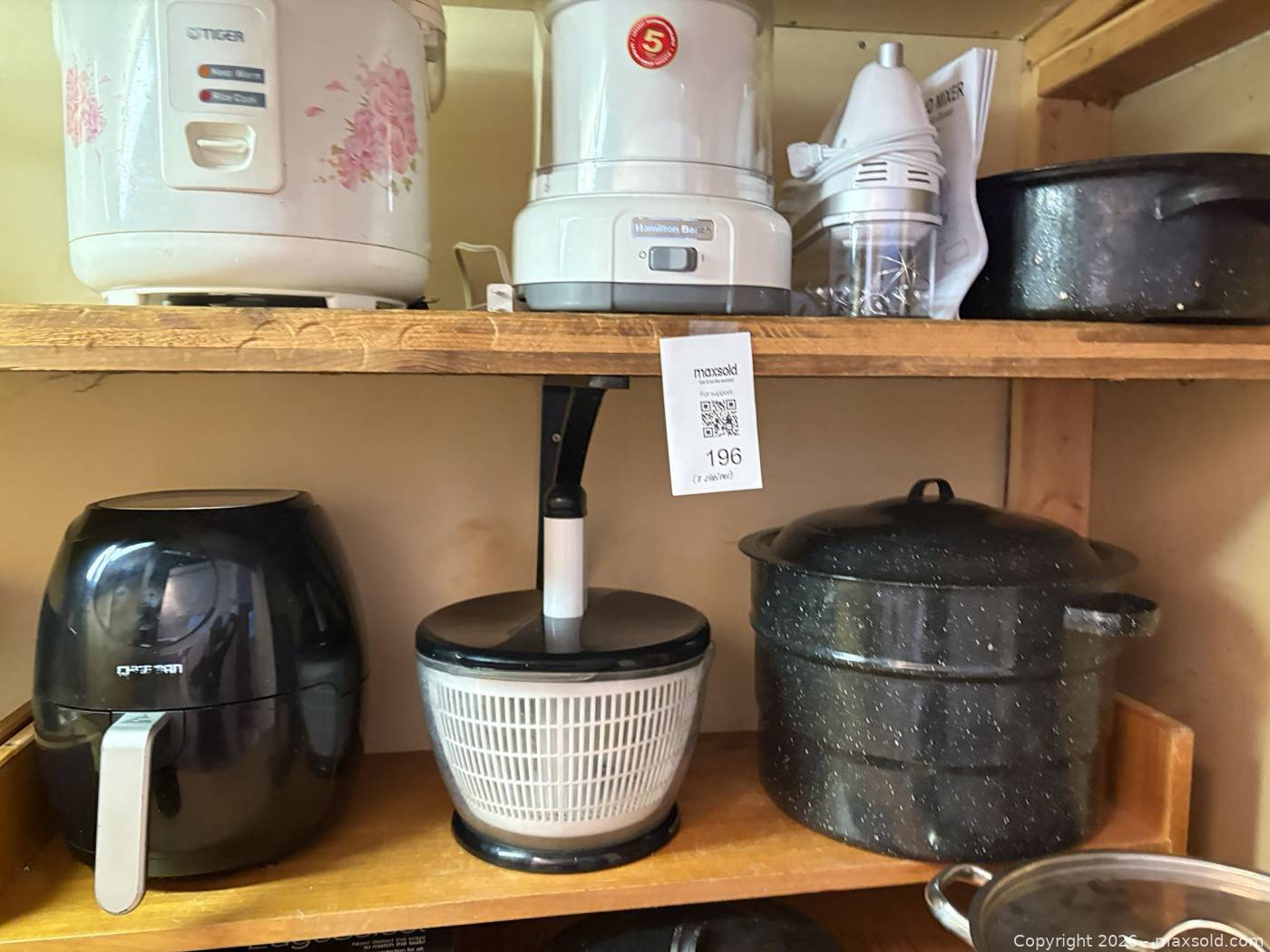Kitchen appliances and cookware lot | Maxsold