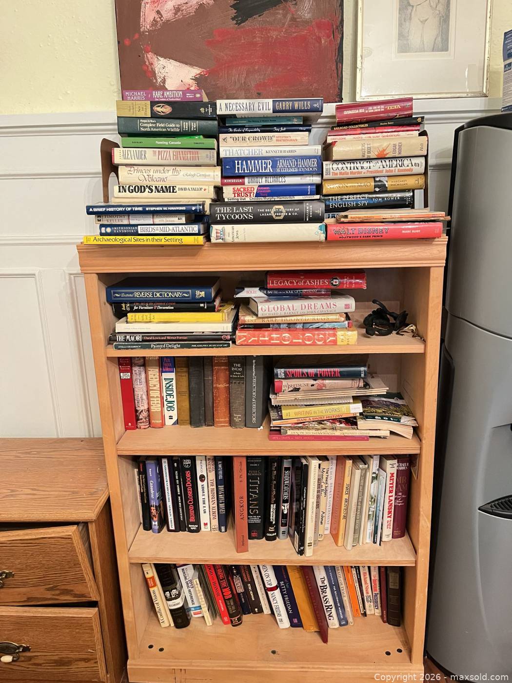Bookcase with 100+ assorted books | Maxsold