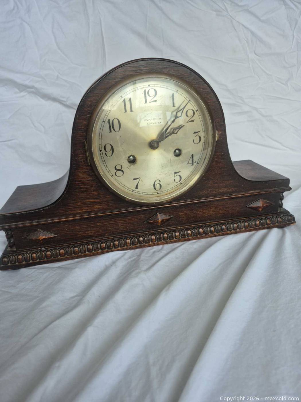 Richardson Leicester wood mantel clock | Maxsold