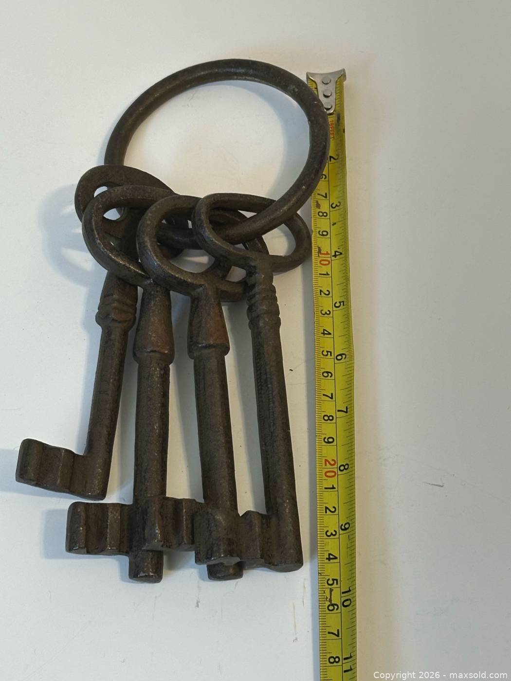 Cast iron oversized skeleton keys, 4 | Maxsold