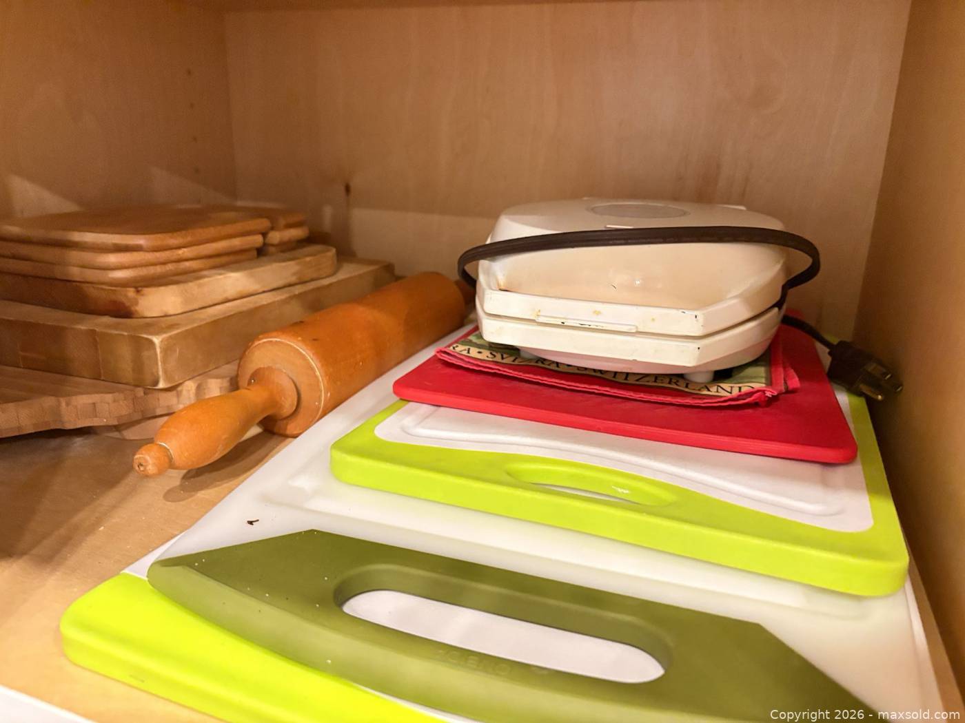 Mixed Kitchenware And Sunbeam Waffle Maker Lot | Maxsold
