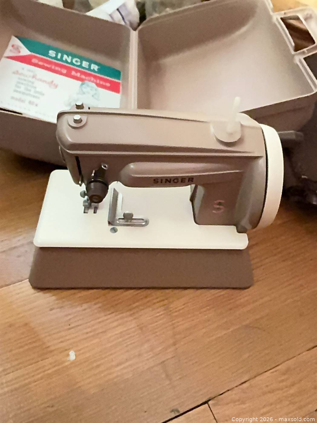 Singer 187 Singer Sewhandy Model 40 Portable Sewing Machine Lot | Maxsold
