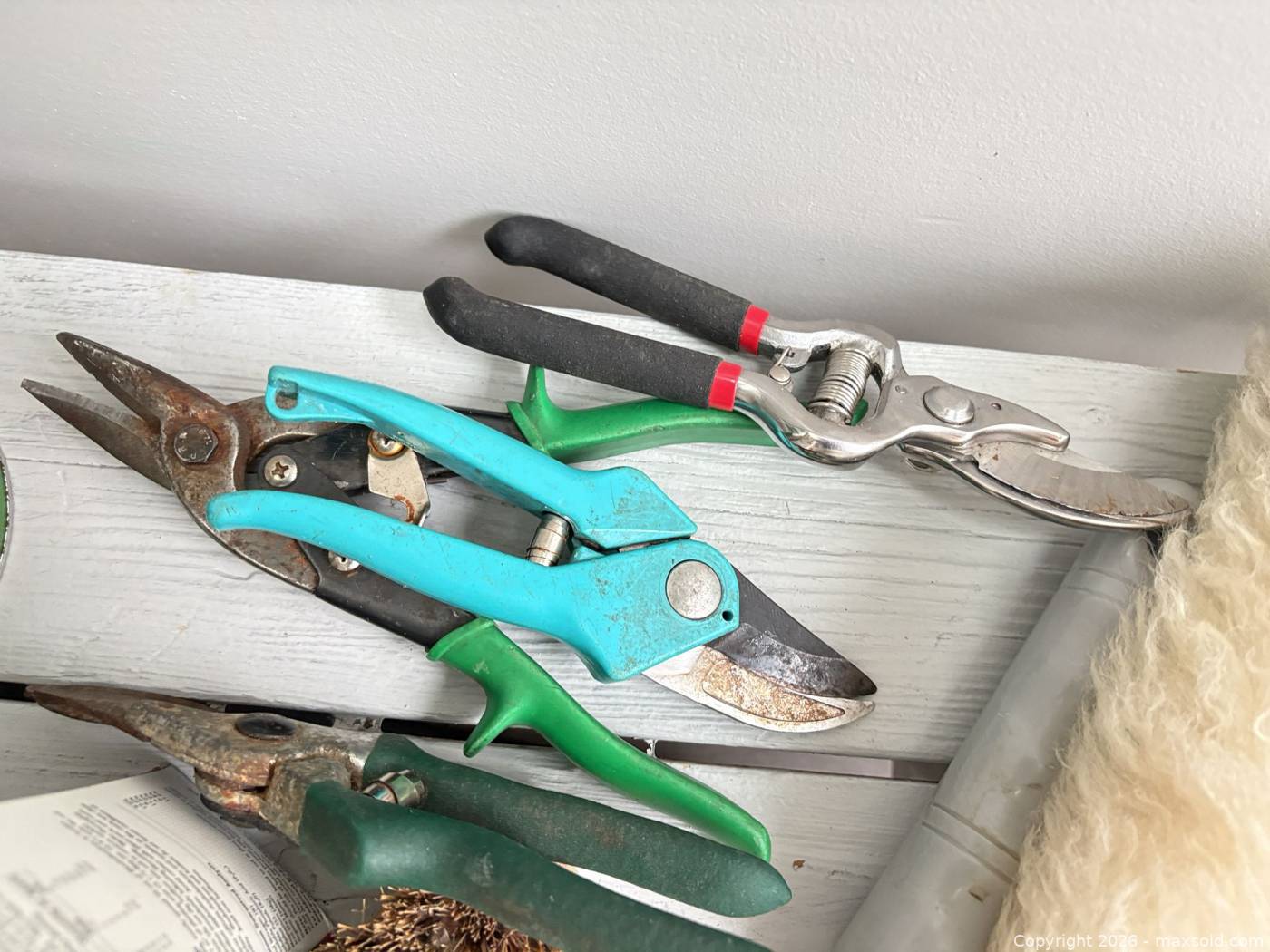 Garden hand tools, planters, sprays and cleaning items | Maxsold