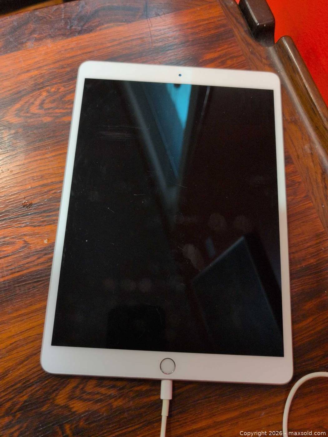 Apple iPad Air 3rd Gen A2152 with cable | Maxsold