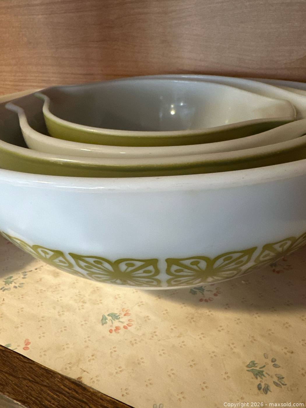 Royal Doulton Clairmont & Pyrex mixing bowls | Maxsold