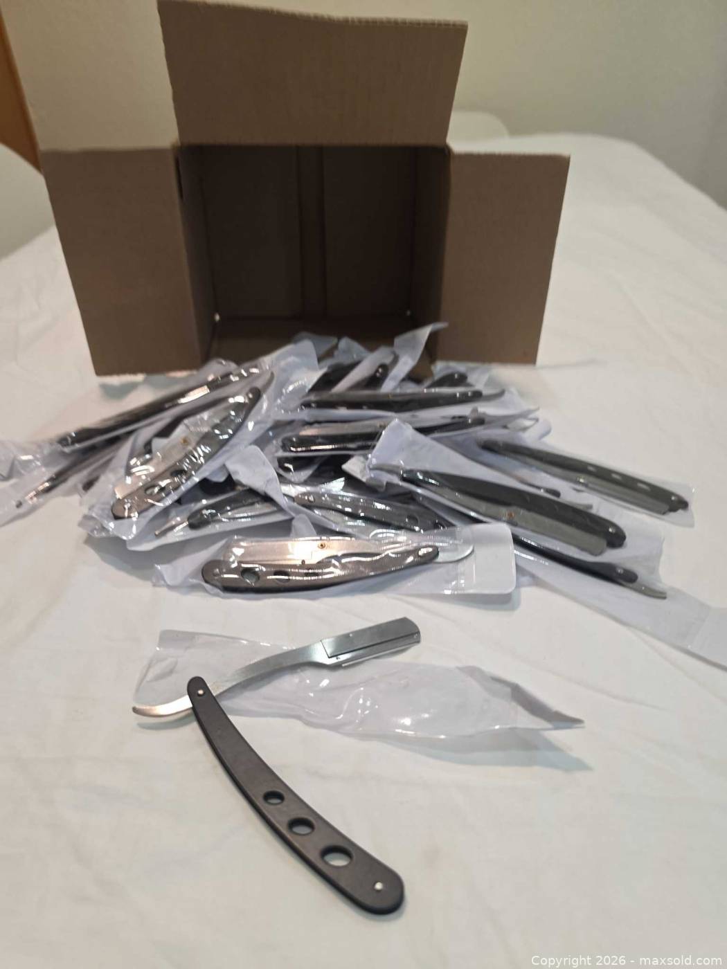 Folding Razor Generic Folding barber razors, 36 new units | Maxsold