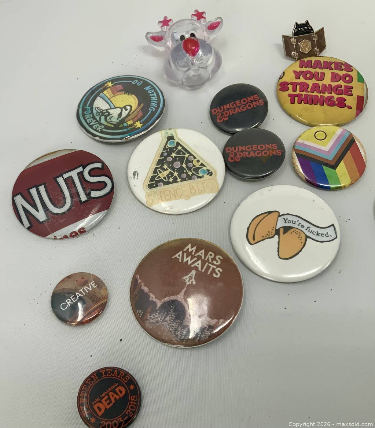 Assorted vintage-style pin-back buttons and lapel pins | Maxsold