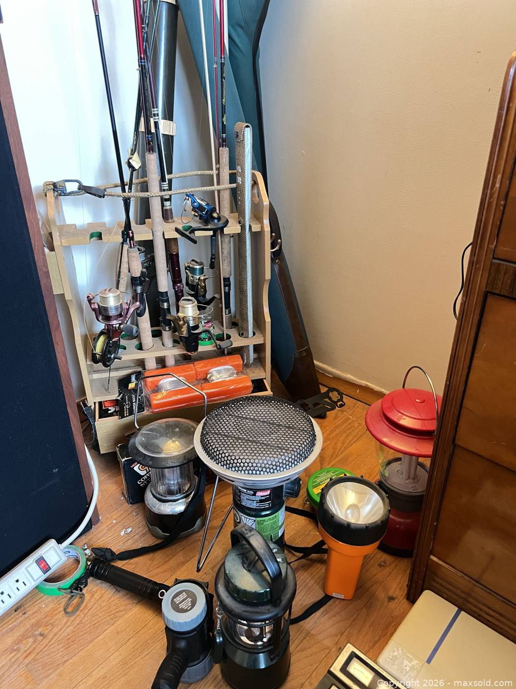 Fishing rods, rack, camping lanterns & accessories | Maxsold