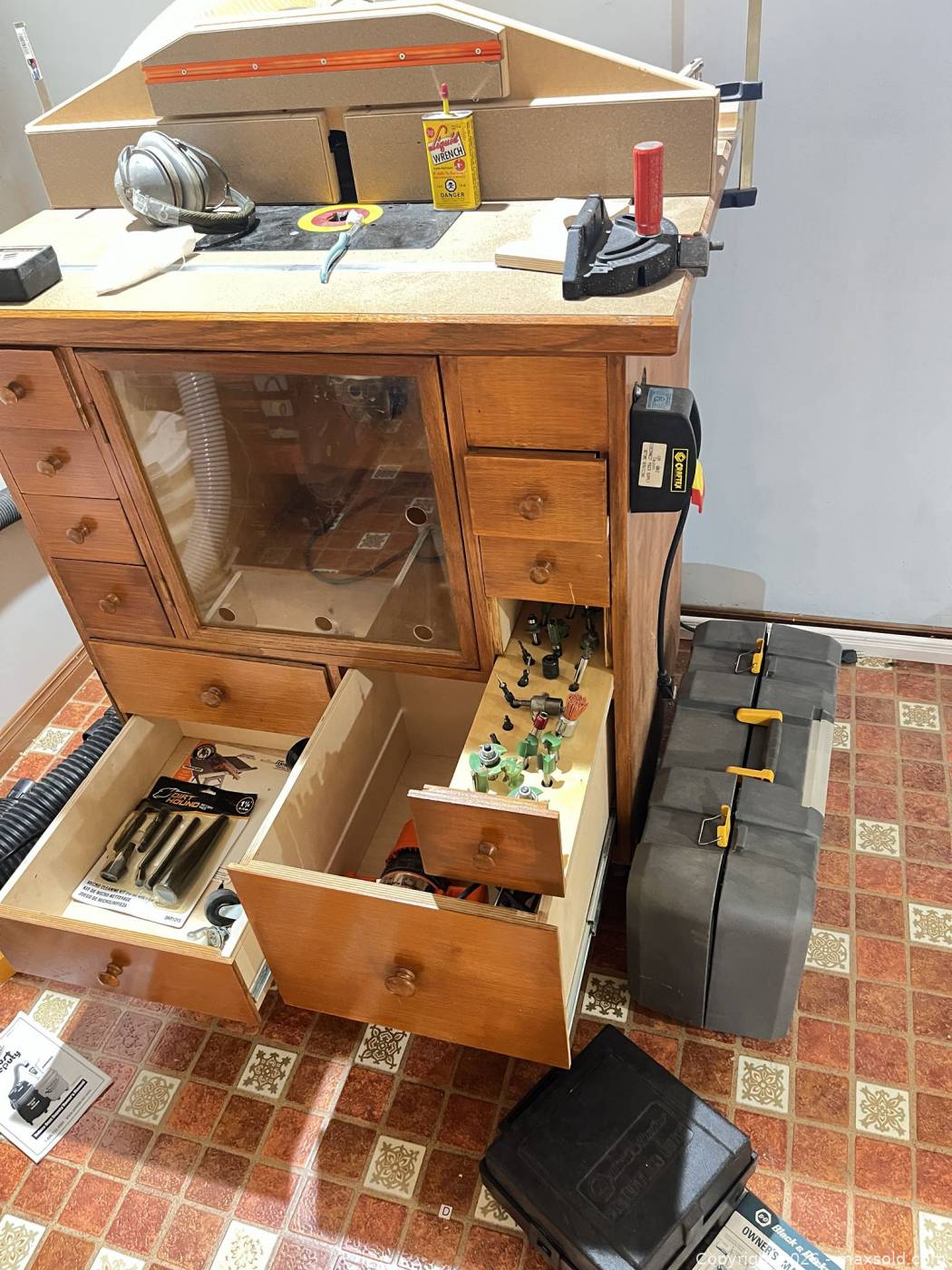 Pat Warner Router Table Router table cabinet with two routers and bits | Maxsold