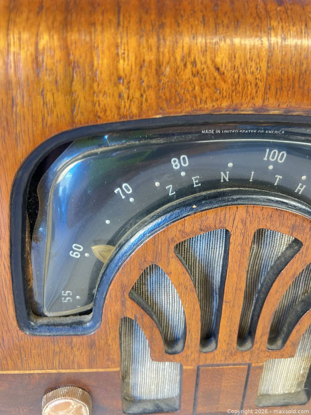 Zenith 1930s–1940s wooden tube tabletop radio | Maxsold