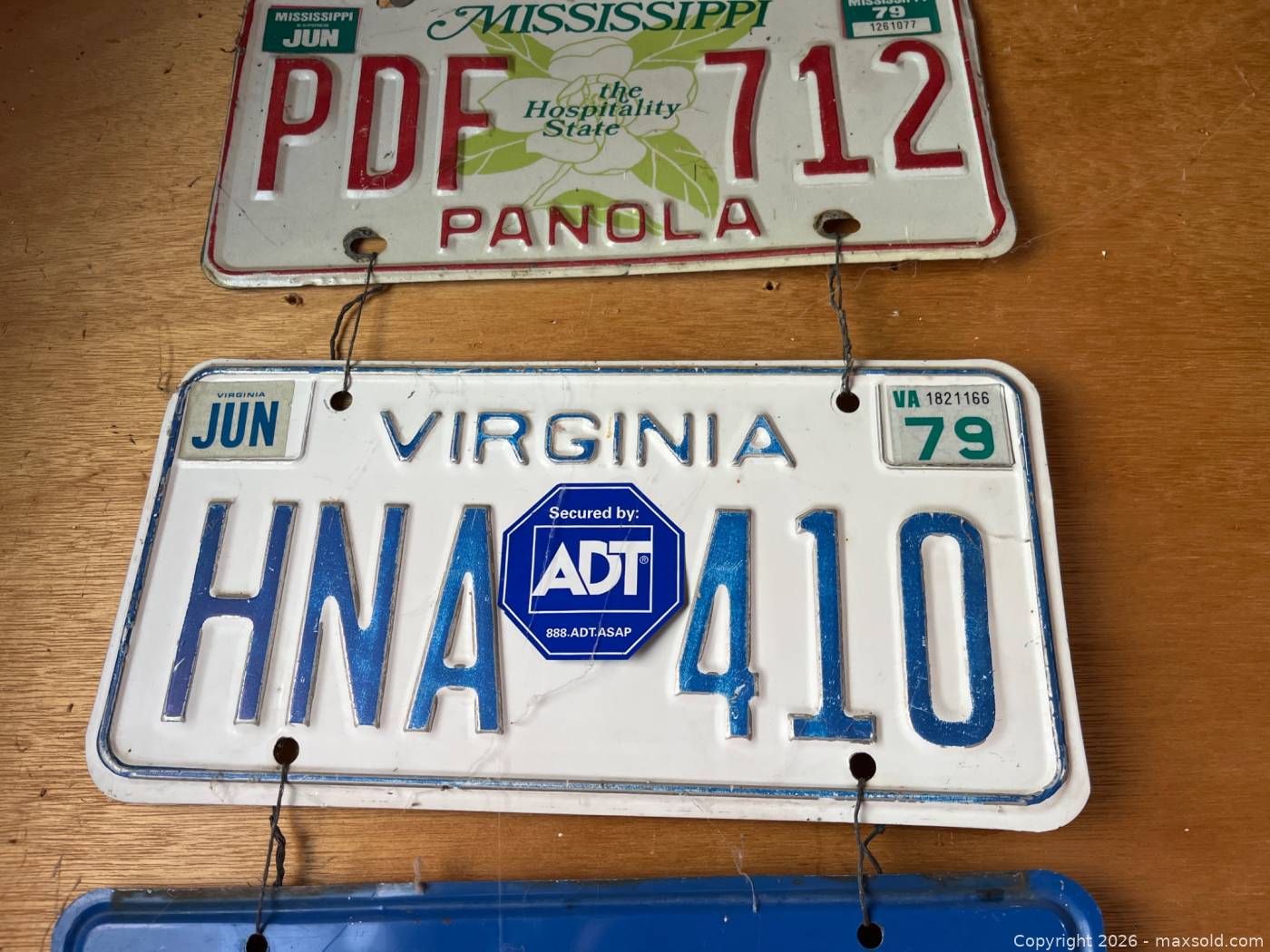 Seven vintage decorative license plates | Maxsold