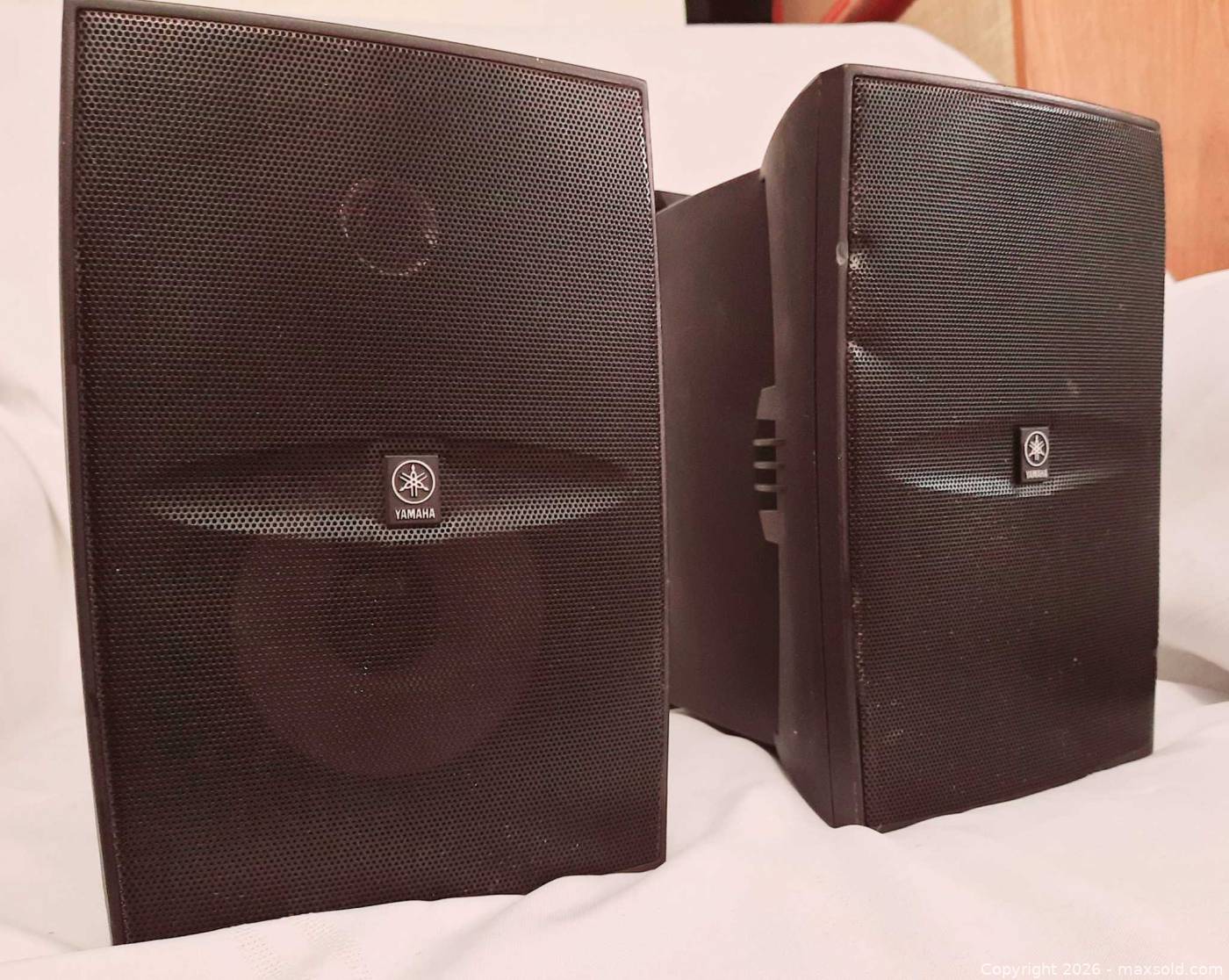 Yamaha NS-SW1 indoor/outdoor speakers with brackets | Maxsold