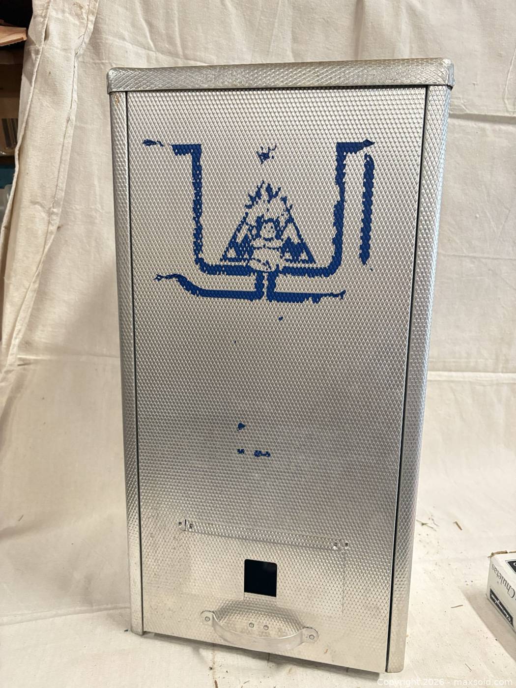Little Chief Model O electric smoker with Charmglow rib rack | Maxsold
