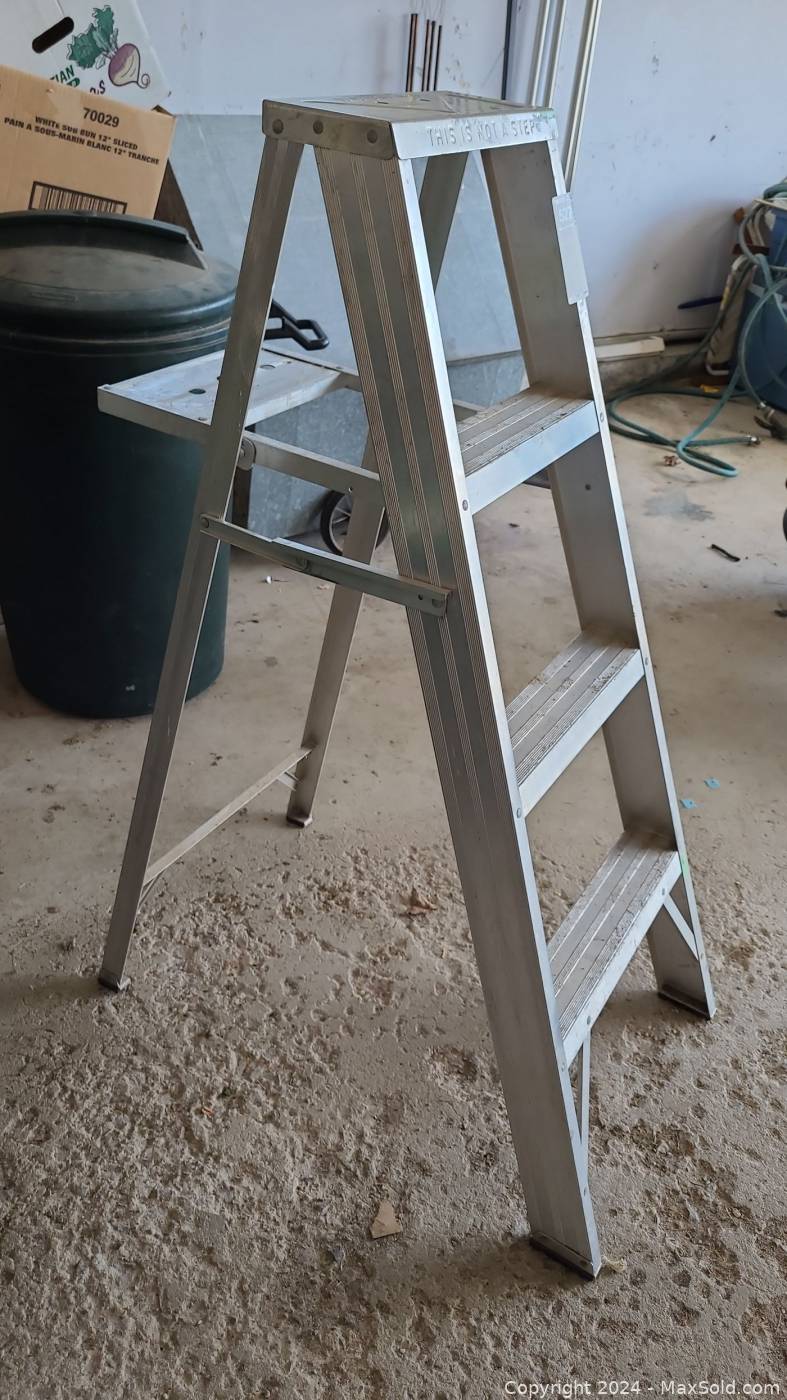4-Foot Aluminum Step Ladder | Maxsold