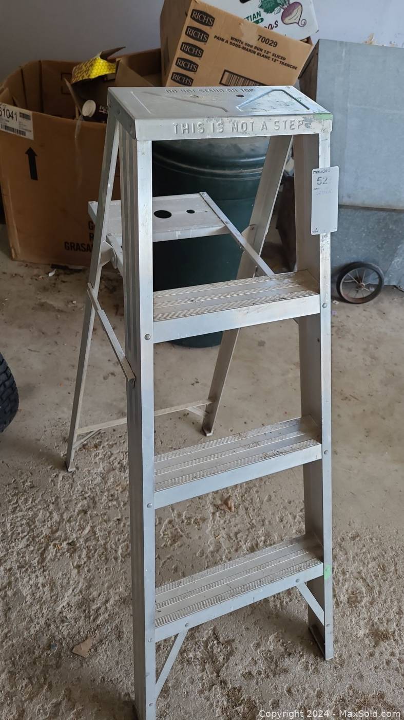 4-Foot Aluminum Step Ladder | Maxsold