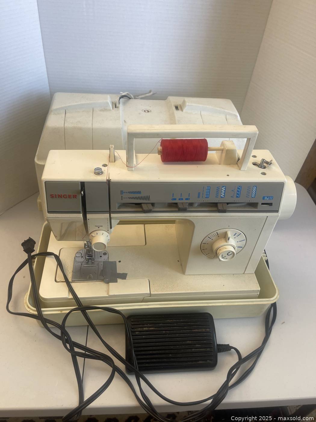 Singer electric sewing machine with case | Maxsold