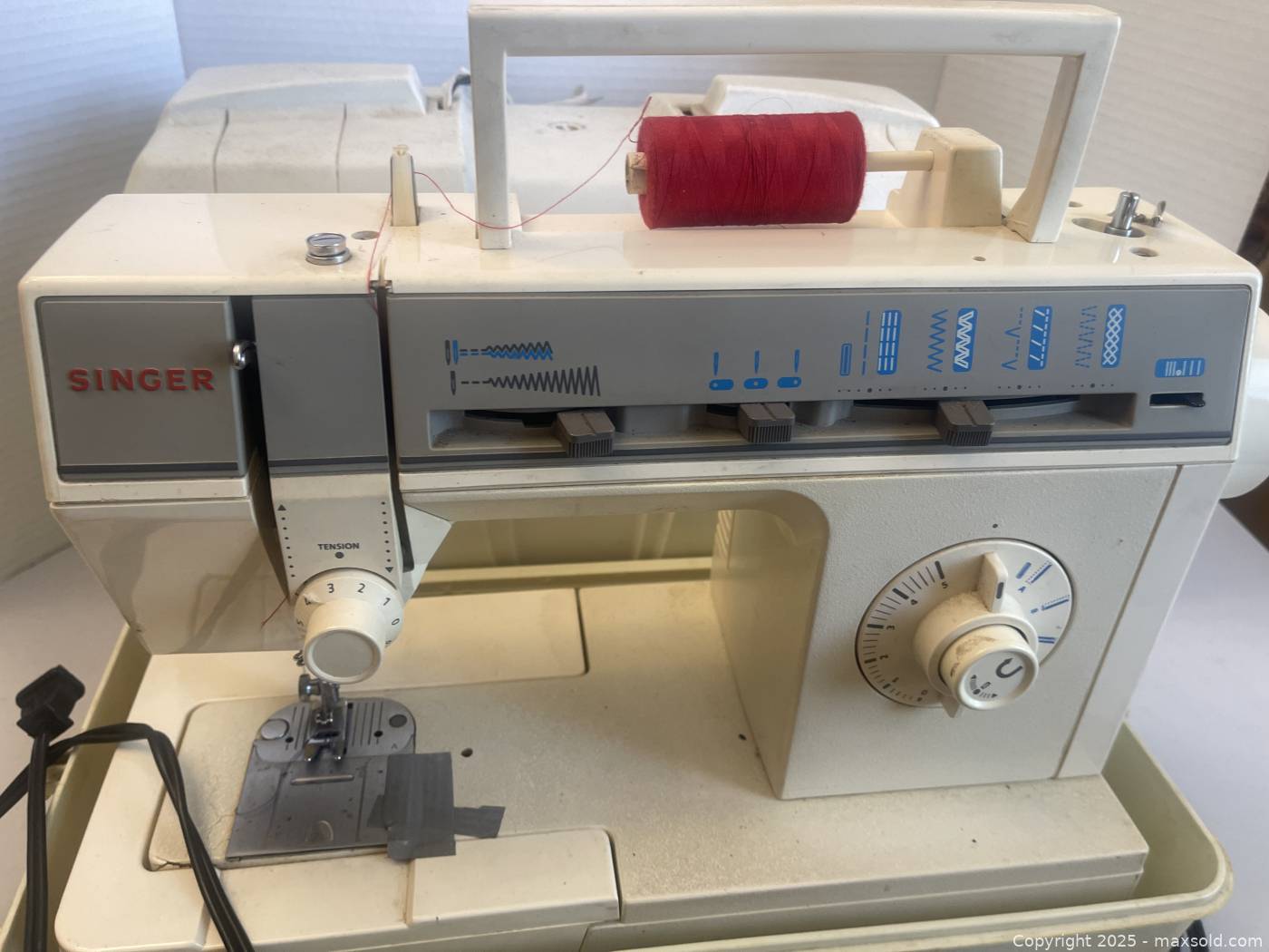 Singer electric sewing machine with case | Maxsold